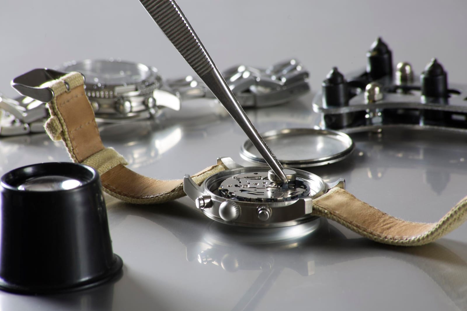 Cassa e cinturino dell'orologio pronti per la lavorazione sul banco dell'officina a Bari